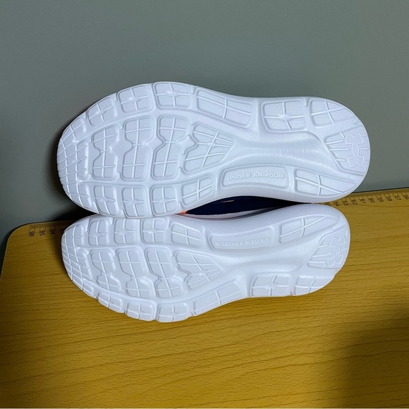 Under Armour Runners - Picture 6 of 6